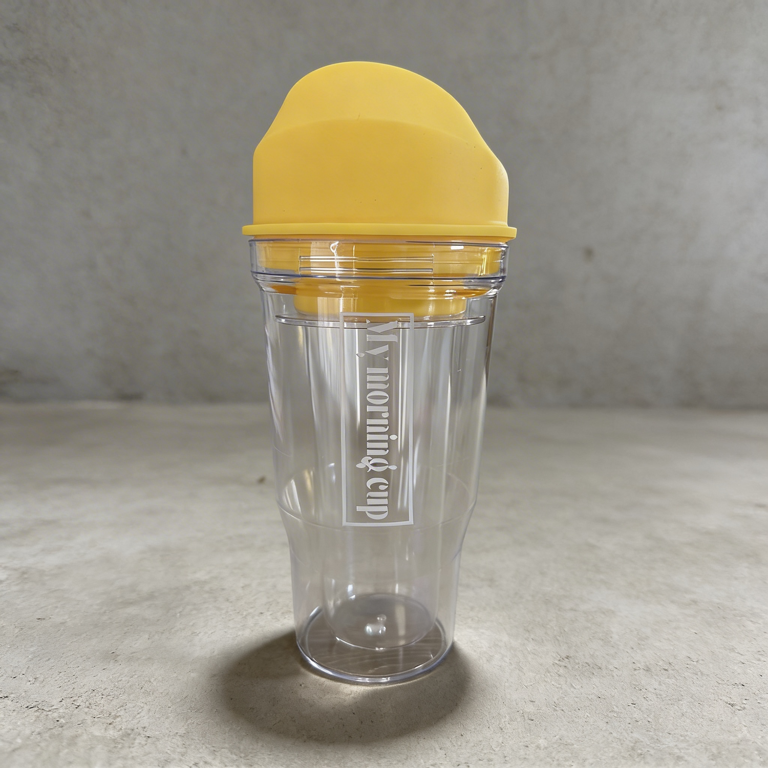 gobelet petit-déjeuner pratique MY MORNING CUP™ avec couvercle jaune, idéal pour des matins rapides et efficaces.
